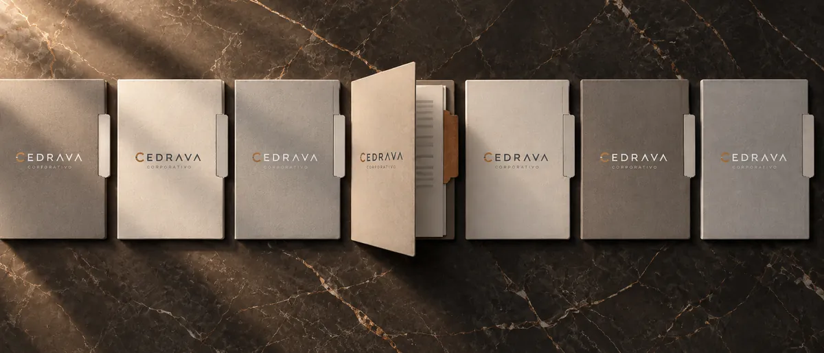 Fila de carpetas de archivo con el logotipo de CEDRAVA, una de ellas abierta